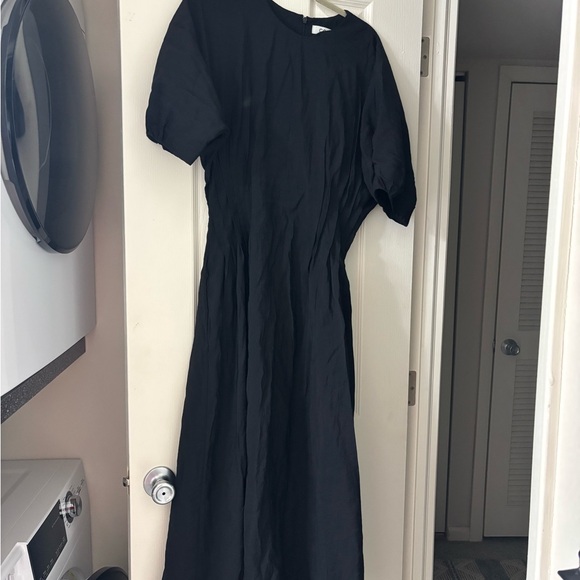 Elegant Black Midi Dress - Picture 4 of 5